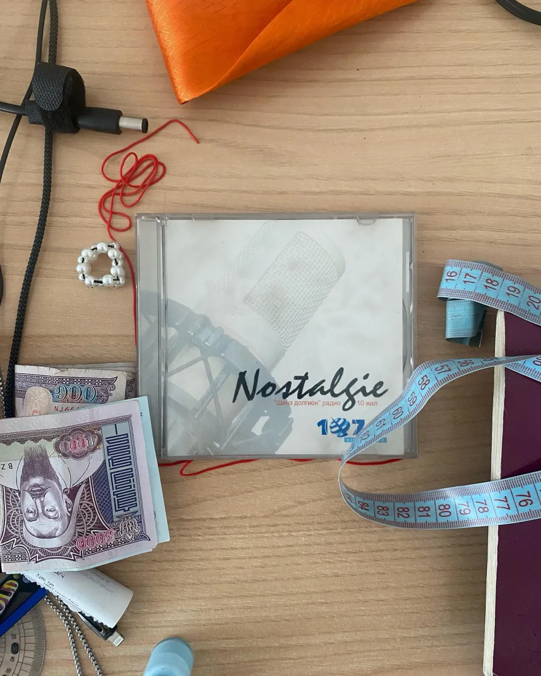 Nostalgie нэртэй CD — «Шинэ долгион» радиогийн 10 жилийн цомог, ширээн дээр